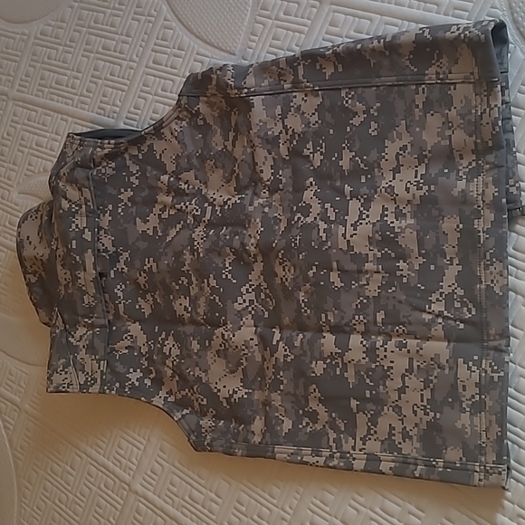 Digital Camouflage Vest - Picture 4 of 5